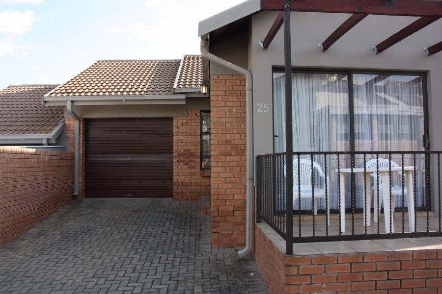 2 Bedroom Property for Sale in Langenhovenpark Free State